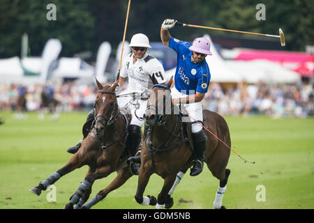 Midhurst, Angleterre, 17 juillet 2016. Facundo Pieres de King Power renards polo team sous la pression de la Nic Roldan de Indiana durant la finale du tournoi de la coupe d'or Jaeger LeCoultre. Crédit : Anthony Hatley/Alamy Live News Banque D'Images