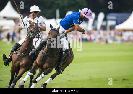 Midhurst, Angleterre, 17 juillet 2016. Facundo Pieres de King Power renards polo team sous la pression de la Nic Roldan de Indiana durant la finale du tournoi de la coupe d'or Jaeger LeCoultre. Crédit : Anthony Hatley/Alamy Live News Banque D'Images