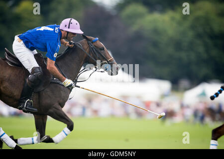 Midhurst, Angleterre, 17 juillet 2016. Facundo Pieres de King Power renards polo team en vitesse pendant la finale du tournoi de la coupe d'or Jaeger LeCoultre. Crédit : Anthony Hatley/Alamy Live News Banque D'Images