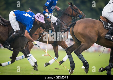 Midhurst, Angleterre, 17 juillet 2016. Facundo Pieres de King Power renards polo team en vitesse pendant la finale du tournoi de la coupe d'or Jaeger LeCoultre. Crédit : Anthony Hatley/Alamy Live News Banque D'Images