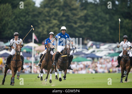 Midhurst, Angleterre, 17 juillet 2016. Gonzalito Pieres de King Power renards polo team jongle avec la balle avec son bâton lors de la finale du tournoi de la coupe d'or Jaeger LeCoultre. Crédit : Anthony Hatley/Alamy Live News Banque D'Images