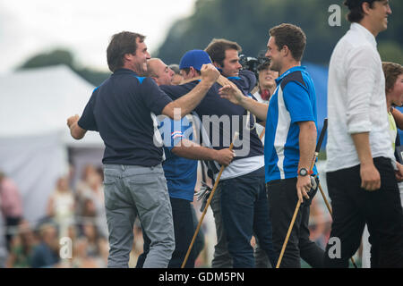 Midhurst, Angleterre, 17 juillet 2016. Les membres de l'équipe de King Power renards célébrer après la défaite de leur équipe Indiana en finale de la Gold Cup Tournament Jaeger LeCoultre. Crédit : Anthony Hatley/Alamy Live News Banque D'Images