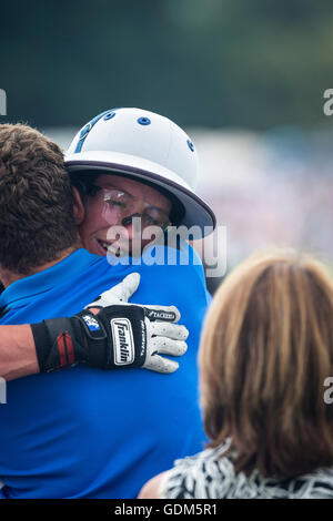 Midhurst, Angleterre, 17 juillet 2016. Hugo Lewis est félicité par ses partisans après la défaite des Renards King Power Indiana dans la finale du tournoi de la coupe d'or Jaeger LeCoultre. Crédit : Anthony Hatley/Alamy Live News Banque D'Images