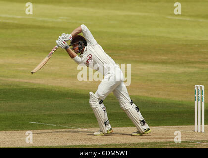 18.07.2016. L'Ageas Bowl, Southhampton, Angleterre. Championnat de cricket du comté de Specsavers. Hampshire par rapport à Surrey. Batteur de Surrey Ben Foakes joue un cover drive off Hampshire Bowler Gareth Andrews Banque D'Images