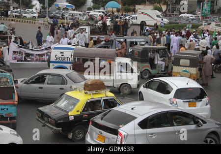 Conduire à la maison du gouverneur le Sind est bloqué à la circulation au cours de manifestation de protestation contre le Gouvernement du Punjab et en faveur de Khadim Hussain Shah par partie religieuse, à Karachi le lundi 18 juillet 2016. Banque D'Images