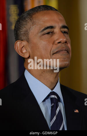 Washington, District de Columbia, Etats-Unis. 18 juillet, 2016. 7/18/1612 La Maison Blanche, Washington DC.Le Président Barack Obama remettant la médaille d'honneur dans une chambre de l'Est de l'Armée américaine à la retraite cérémonie pour le lieutenant-colonel Charles S. bouilloires, qui en tant que commandant d'hélicoptère au Viet Nam en 1967 est crédité de voler à plusieurs reprises en danger pour sauver la vie de 44 soldats américains coincés par le feu ennemi. Le Président est à l'écoute de la citation d'une lecture avant l'attribution du médaillon. Photos par : - ImageCatcher Nouveautés © Christy Bowe/Globe Photos/ZUMA/Alamy Fil Live News Banque D'Images