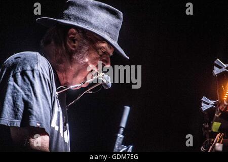 Milan, Italie. 18 juillet, 2016. Neil Young fait vivre à son marché à Milan, Italie, le 18 juillet 2016 Crédit : Mairo Cinquetti/Alamy Live News Banque D'Images