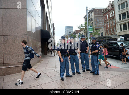 Cleveland, USA. 18 juillet, 2016. Patrouille de police près de la Quicken Loans Arena où la Convention Nationale Républicaine est tenu à Cleveland, Ohio, aux États-Unis, le 18 juillet 2016. © Yin Bogu/Xinhua/Alamy Live News Banque D'Images