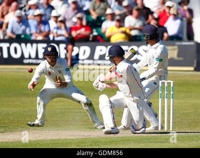 Southport, Lancashire, Royaume-Uni. 18 juillet, 2016. Championnat de cricket du comté de Specsavers. Lancashire et Durham. Lancashire Wicket-keeper Tom Moores donne une chance à Durham fielder Jack Burnham, mais il est abandonné. Credit : Action Plus Sport Images/Alamy Live News Banque D'Images