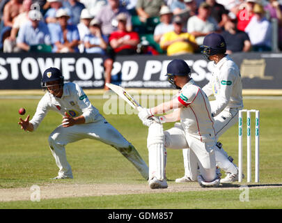 Southport, Lancashire, Royaume-Uni. 18 juillet, 2016. Championnat de cricket du comté de Specsavers. Lancashire et Durham. Lancashire Wicket-keeper Tom Moores donne une chance à Durham fielder Jack Burnham, mais il est abandonné. Credit : Action Plus Sport Images/Alamy Live News Banque D'Images