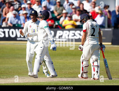 Southport, Lancashire, Royaume-Uni. 18 juillet, 2016. Championnat de cricket du comté de Specsavers. Lancashire et Durham. Lancashire all-rounder Luc Proctor est capturé par le bowling de Burnham off all-rounder Durham Scott Borthwick comme Lancashire automne à 279-6. Credit : Action Plus Sport Images/Alamy Live News Banque D'Images