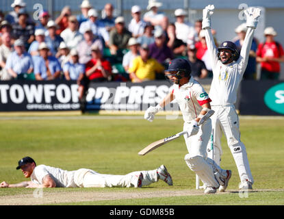 Southport, Lancashire, Royaume-Uni. 18 juillet, 2016. Championnat de cricket du comté de Specsavers. Lancashire et Durham. Lancashire bowler Simon Kerrigan donne une chance à Durham tout-rond Ben Stokes, mais il est abandonné. Credit : Action Plus Sport Images/Alamy Live News Banque D'Images