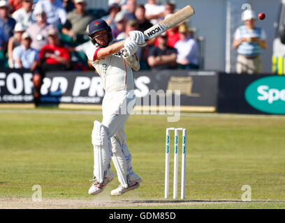 Southport, Lancashire, Royaume-Uni. 18 juillet, 2016. Championnat de cricket du comté de Specsavers. Lancashire et Durham. Lancashire bowler Simon Kerrigan tire une balle à la frontière. Credit : Action Plus Sport Images/Alamy Live News Banque D'Images