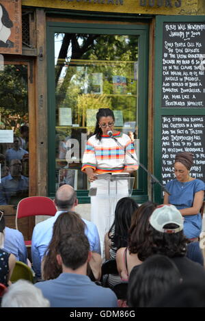 Robin coste Lewis et Zadie Smith lire leur poésie et fiction d'une foule à la librairie Shakespeare and company, Paris. crédit : egelsi/Alamy live news Banque D'Images