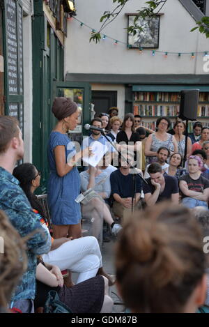 Robin coste Lewis et Zadie Smith lire leur poésie et fiction d'une foule à la librairie Shakespeare and company, Paris. crédit : egelsi/Alamy live news Banque D'Images