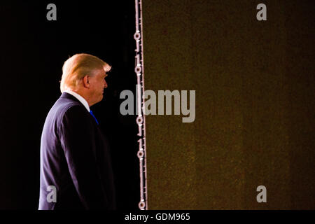 Cleveland, Ohio, USA. 18 juillet, 2016. Donald J. Trump fait son entrée. Première nuit à la Convention Nationale Républicaine. Crédit : Philip Scalia/Alamy Live News Banque D'Images