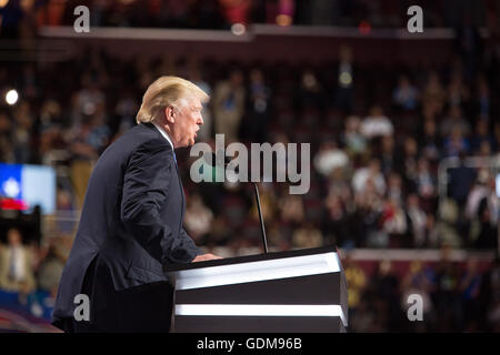 Cleveland, Ohio, États-Unis. 18 juillet 2016. Donald J. Trump présente sa femme Melania. Première nuit à la Convention nationale républicaine. Crédit : Vespasian/Alamy Live News Banque D'Images