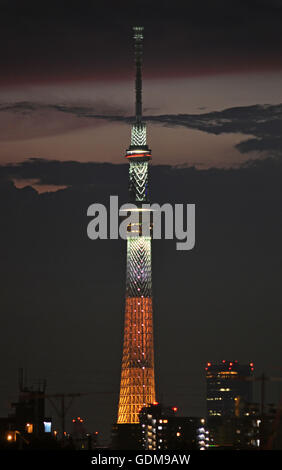 Tokyo, Japon. 16 juillet, 2016. Tokyo Sky Tree peut être vu à partir d'un pont dans Edogawa-Ku qu'ils affichent un éclairage spécial voir à Tokyo au Japon. Le 10 juillet 2016. Photo par : Ramiro Agustin Vargas Tabares. © Ramiro Agustin Vargas Tabares/ZUMA/Alamy Fil Live News Banque D'Images