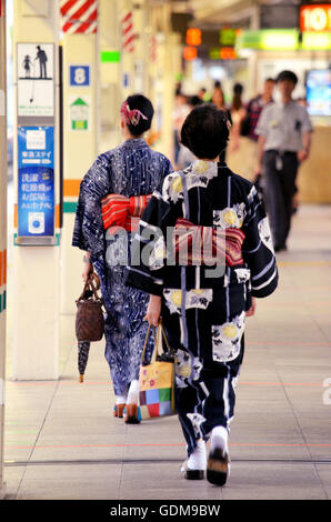 Tokyo, Japon. 16 juillet, 2016. Mesdames japonais de remorquage à pied sur le côté plataform JR à la gare de Tokyo. Le 10 juillet 2016. Photo par : Ramiro Agustin Vargas Tabares © Ramiro Agustin Vargas Tabares/ZUMA/Alamy Fil Live News Banque D'Images