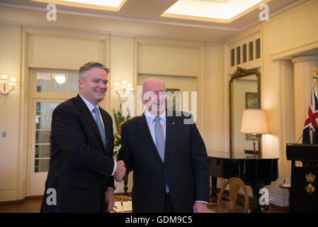 Canberra, Australie. 19 juillet, 2016. Mathias Cormann (L) est assermenté comme ministre des Finances australien lors d'une cérémonie par Peter Cosgrove, Gouverneur général du gouvernement à Canberra, Australie, le 19 juillet 2016. Credit : Xu Haijing/Xinhua/Alamy Live News Banque D'Images