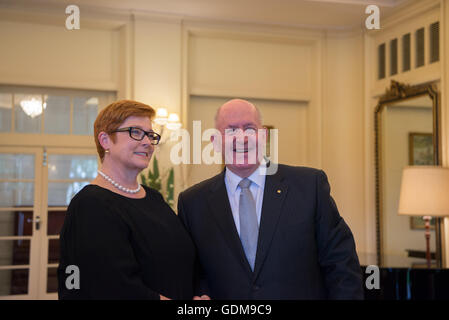 Canberra, Australie. 19 juillet, 2016. Marise Payne (L) est assermenté comme ministre de la Défense Australienne lors d'une cérémonie organisée par le gouverneur général Peter Cosgrove, à la Government House à Canberra, Australie, le 19 juillet 2016. Credit : Xu Haijing/Xinhua/Alamy Live News Banque D'Images