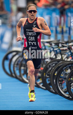 Hambourg, Allemagne. 16 juillet, 2016. Jodie Stimpson (Grande-Bretagne) s'exécute dans le women's triathlon à la série mondiale de triathlon - 7ème arrêt à Hambourg, Allemagne, 16 juillet 2016. Photo : Lukas SCHULZE/dpa/Alamy Live News Banque D'Images