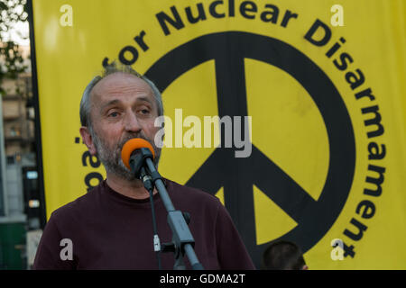 Londres, Royaume-Uni. 18 juillet 2016. Un orateur pour l'Unité de gauche à la manifestation d'urgence organisée par CND à l'extérieur du Parlement tandis que le débat sur le remplacement du Trident avait lieu. Le remplacement coûterait plus de 200 milliards de livres sterling, et les armes nucléaires n'ont aucune valeur stratégique et sera presque certainement obsolètes avant même leur mise en service. Les manifestants considèrent que leur utilisation serait illégale, tout à fait immoral et leur utilisation aurait un effet dévastateur sur la vie sur terre. Crédit : Peter Marshall/Alamy Live News Banque D'Images