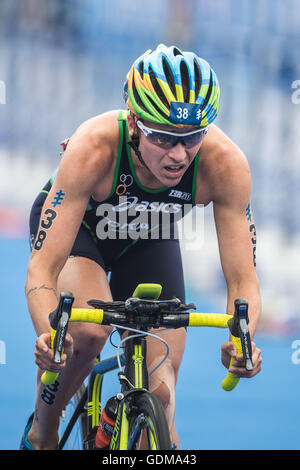 Hambourg, Allemagne. 16 juillet, 2016. Gérard Oliveira (Brésil) cycles dans la women's triathlon à la série mondiale de triathlon - 7ème arrêt à Hambourg, Allemagne, 16 juillet 2016. Photo : Lukas SCHULZE/dpa/Alamy Live News Banque D'Images