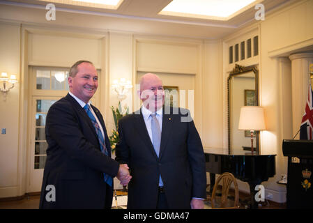 Canberra, Australie. 19 juillet, 2016. Barnaby Joyce (L) est assermenté à titre de vice-Premier Ministre australien à l'occasion d'une cérémonie par Peter Cosgrove, Gouverneur général du gouvernement à Canberra, Australie, le 19 juillet 2016. Credit : Xu Haijing/Xinhua/Alamy Live News Banque D'Images