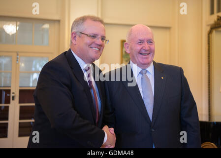 Canberra, Australie. 19 juillet, 2016. Scott Morrison (L) est assermenté à titre de trésorier australien lors d'une cérémonie organisée par le gouverneur général Peter Cosgrove, à la Government House à Canberra, Australie, le 19 juillet 2016. Credit : Xu Haijing/Xinhua/Alamy Live News Banque D'Images