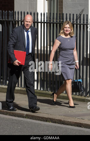 Downing Street, Londres, 19 juillet 2016. Le travail et les pensions et de l'éducation Secrétaire Damian Green Secrétaire Justine Greening arrivent à la première réunion du cabinet du Premier Ministre depuis mai Theresa a pris le pouvoir. Crédit : Paul Davey/Alamy Live News Banque D'Images