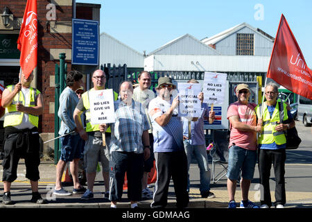 Newport, Pays de Galles, Royaume-Uni. 19 juillet, 2016. Le personnel du bus de Newport sur les actions à l'extérieur du dépôt de bus à Newport Corporation Road, Newport, Pays de Galles au Royaume-Uni. Les travailleurs sont en grève pour exiger une augmentation de salaire plus élevé. Crédit : Steven Phillips/Alamy Live News Banque D'Images