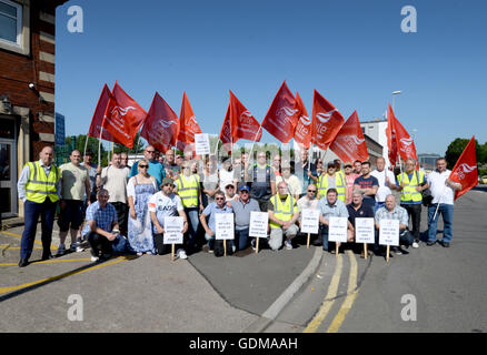 Newport, Pays de Galles, Royaume-Uni. 19 juillet, 2016. Le personnel du bus de Newport sur les actions à l'extérieur du dépôt de bus à Newport Corporation Road, Newport, Pays de Galles au Royaume-Uni. Les travailleurs sont en grève pour exiger une augmentation de salaire plus élevé. Crédit : Steven Phillips/Alamy Live News Banque D'Images