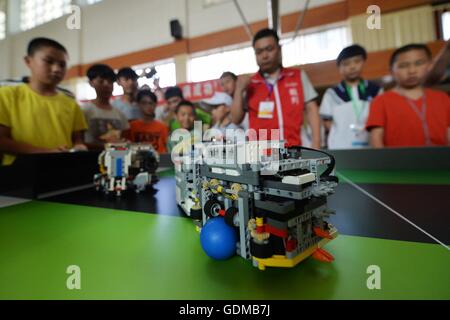 Lanzhou, Province de Gansu en Chine. 19 juillet, 2016. Concurrence Les concurrents au cours d'un match de qualification régionale pour le monde Robot Olympiade à Lanzhou, capitale de la province de Gansu, dans le nord-ouest de la Chine, le 19 juillet 2016. L'événement a attiré environ 200 concurrents sur 57 équipes du nord-ouest de la Chine. Membres des équipes gagnantes seront sélectionnées pour participer à l'équipe nationale chinoise dans le prochain Robot Olympiade à New Delhi, Inde en novembre 2016. © Chen Bin/Xinhua/Alamy Live News Banque D'Images