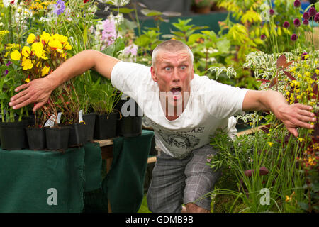 Mark (Bez) Berry of the 'Happy Mondays' visite le spectacle de fleurs du parc Tatton dans la vague de chaleur brûlante. Le spectacle de cette année célèbre la relation entre les espaces verts et notre santé et notre bien-être. 'Bez' (né le 18 avril 1964) est un danseur anglais, percussionniste, auteur, personnalité des médias et comédien de Bolton, Lancashire. Il est membre des groupes Happy Mondays et Black Grape et joue les Maracas. Banque D'Images