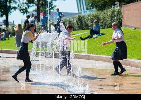 Les enfants de l'école jouant dans une fontaine publique pour se rafraîchir sur la journée la plus chaude de l'année jusqu'à présent. Credit : Hayley Blackledge/Alamy Live News Banque D'Images