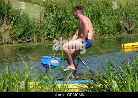 Les personnes bénéficiant du beau temps sur la rivière soar a la canicule continue Banque D'Images