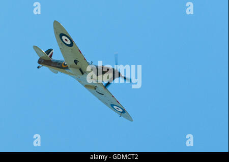 Llanelwedd, Powys, au Royaume-Uni. 19 juillet 2016. Un Spitfire ne le survol le 2ème jour de la Royal Welsh Show agricole 2016. Credit : Graham M. Lawrence/Alamy Live News. Banque D'Images