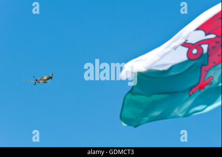 Llanelwedd, Powys, au Royaume-Uni. 19 juillet 2016. Un Spitfire ne le survol le 2ème jour de la Royal Welsh Show agricole 2016. Credit : Graham M. Lawrence/Alamy Live News. Banque D'Images