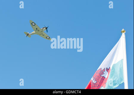 Llanelwedd, Powys, au Royaume-Uni. 19 juillet 2016. Un Spitfire ne le survol le 2ème jour de la Royal Welsh Show agricole 2016. Credit : Graham M. Lawrence/Alamy Live News. Banque D'Images