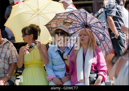 Llanelwedd, Powys, au Royaume-Uni. 19 juillet 2016. Visiteurs cherchent l'ombre sur un chaud torride 2e jour du Royal Welsh Show agricole 2016. Credit : Graham M. Lawrence/Alamy Live News. Banque D'Images