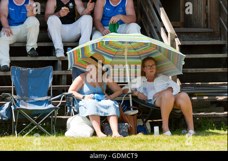 Llanelwedd, Powys, au Royaume-Uni. 19 juillet 2016. Visiteurs cherchent l'ombre sur un chaud torride 2e jour du Royal Welsh Show agricole 2016. Credit : Graham M. Lawrence/Alamy Live News. Banque D'Images