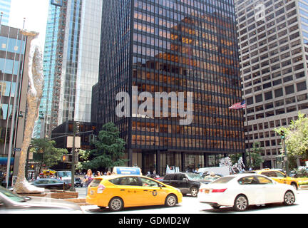 New York, États-Unis. 12 juillet, 2016. Le Seagram Building contient le restaurant 'Quatre Saisons' à Manhattan à New York, États-Unis, 12 juillet 2016. Après près de 60 ans, le restaurant vous ouvre ses portes pour la dernière fois le 16 juillet 2016. Photo : Christina Horsten/dpa/Alamy Live News Banque D'Images