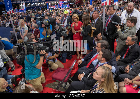 New Jersey Gov. Chris Christie rejoint le New Jersey délégation entouré par les médias au cours de la première journée de la Convention nationale du parti républicain à la Quicken Loans Center le 18 juillet 2016 à Cleveland, Ohio. Banque D'Images
