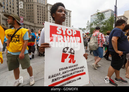 Cleveland, USA. 18 juillet, 2016. Marches obligataires Brandy dans le Dump Trump à Cleveland, OH le premier jour de la CNR. Crédit : John Orvis/Alamy Live News Banque D'Images