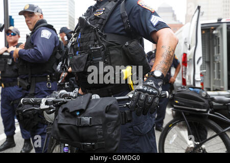 Cleveland, USA. 18 juillet, 2016. Un agent de police à vélo montres une protestation à l'extérieur de la Convention Nationale Républicaine. Crédit : John Orvis/Alamy Live News Banque D'Images