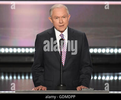 Cleveland, Ohio, USA. 18 juillet, 2016. Le sénateur américain Jeff Sessions (républicain de l'Alabama) est prononcée à l'occasion de la Convention nationale républicaine de 2016 tenue à la Quicken Loans Arena de Cleveland (Ohio) le lundi 18 juillet 2016.Credit : Ron Sachs/CNP. © Ron Sachs/CNP/ZUMA/Alamy Fil Live News Banque D'Images