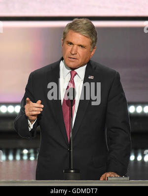 Cleveland, Ohio, USA. 18 juillet, 2016. Représentant des États-Unis Républicain de Mike McCaul (Texas), Président du Comité de la Chambre sur la sécurité intérieure fait lors de la Convention nationale républicaine de 2016 tenue à la Quicken Loans Arena de Cleveland (Ohio) le lundi 18 juillet 2016.Credit : Ron Sachs/CNP. © Ron Sachs/CNP/ZUMA/Alamy Fil Live News Banque D'Images