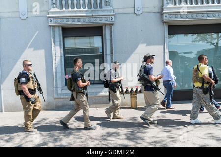 Cleveland, Ohio, USA. 19 juillet, 2016. Les membres d'une milice de l'Ohio protester ouvertement par l'exercice de style militaire armes semi-automatiques centre-ville près de la Convention nationale républicaine le 19 juillet 2016 à Cleveland, Ohio. Credit : Planetpix/Alamy Live News Banque D'Images