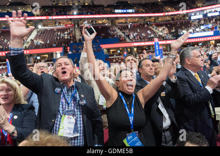 Cleveland, Ohio, USA. 19 juillet, 2016. Les délégués de New York célébrer la nomination de Donald Trump au cours de la deuxième journée de la Convention nationale républicaine le 19 juillet 2016 à Cleveland, Ohio. Les délégués ont officiellement soumis Donald J. Trump pour président après un appel nominal, état par état. Credit : Planetpix/Alamy Live News Banque D'Images